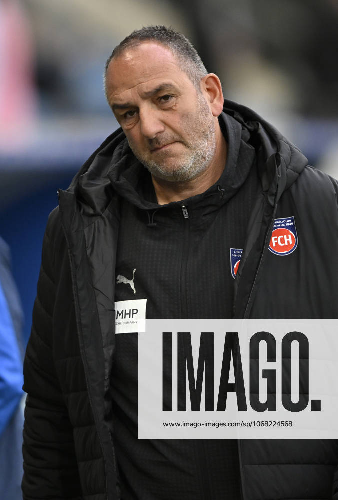 Before the match Coach Frank Schmidt 1 FC Heidenheim 1846 FCH TSG 1899 Hoffenheim vs 1 FC Heidenheim 1846 FCH 25 10 2025 DFL REGULATIONS PROHIBIT ANY USE OF PHOTOGRAPHS AS IMAGE SEQUENCES AND OR QUASI VIDEO TSG 1899 Hoffenheim vs 1 FC Heidenheim 1846 FCH
