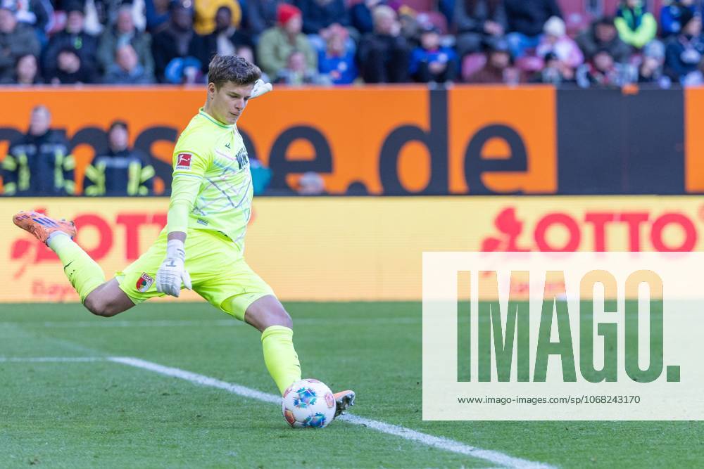 Goalkeeper Finn Dahmen FC Augsburg in action, FC Augsburg vs RB Leipzig, Soccer, 1 Bundesliga, Matchday 8, 25 10 2025 DFB regulations prohibit any use of photographs as image sequences and or quasi video