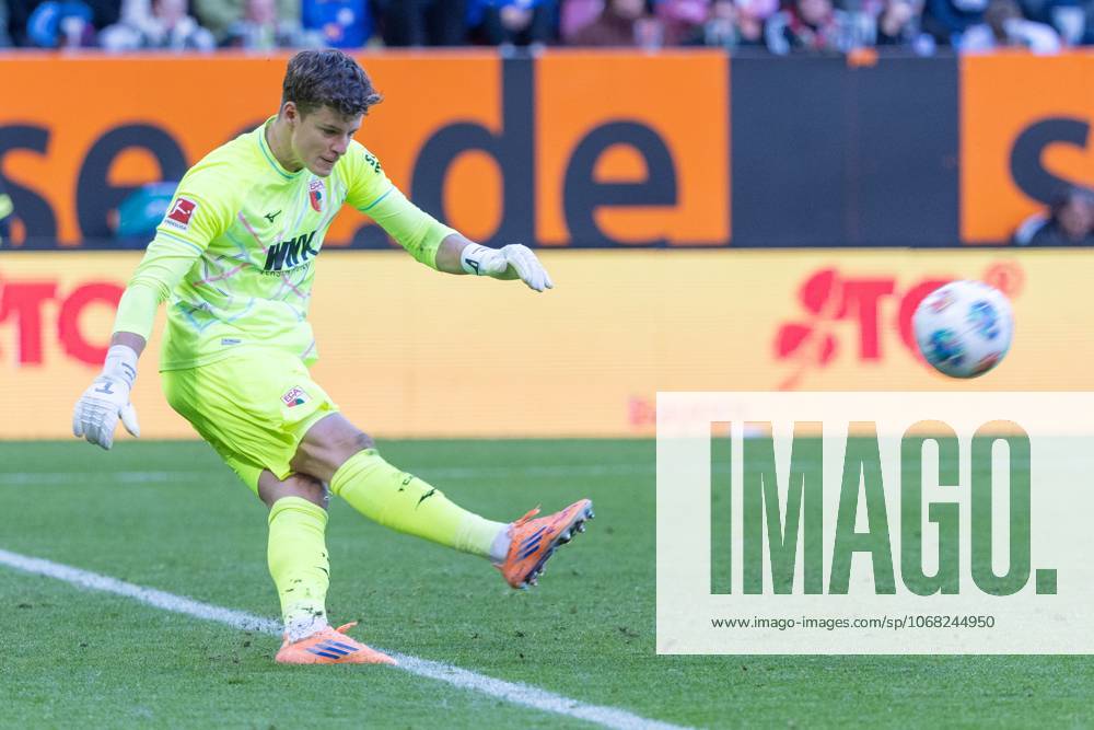 Goalkeeper Finn Dahmen FC Augsburg in action, FC Augsburg vs RB Leipzig, Soccer, 1 Bundesliga, Matchday 8, 25 10 2025 DFB regulations prohibit any use of photographs as image sequences and or quasi video