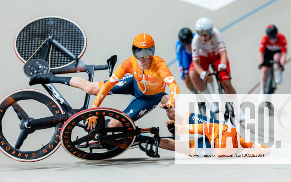 2025 Tissot UCI Track World Championships Picture by Alex Whitehead SWpix.com - 25 10 2025 - Cycling - 2025 Tissot UCI Track World Championships - Velodromo PenalolÃ n, Santiago, Chile - Womens Madison - Lorena Wiebes (right) and Lisa van Belle (left) of the Netherlands crash during a handsling changeover. Santiago Velodromo Parque PenalolÃ n Chile