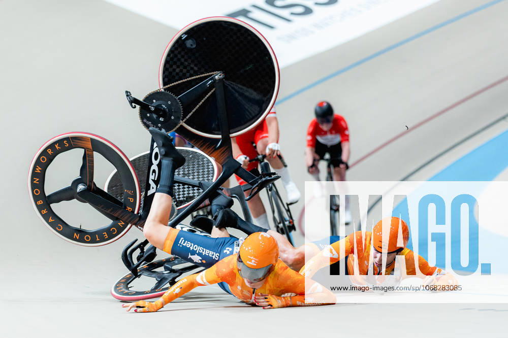 2025 Tissot UCI Track World Championships Picture by Alex Whitehead SWpix.com - 25 10 2025 - Cycling - 2025 Tissot UCI Track World Championships - Velodromo PenalolÃ n, Santiago, Chile - Womens Madison - Lorena Wiebes (right) and Lisa van Belle (left) of the Netherlands crash during a handsling changeover. Santiago Velodromo Parque PenalolÃ n Chile