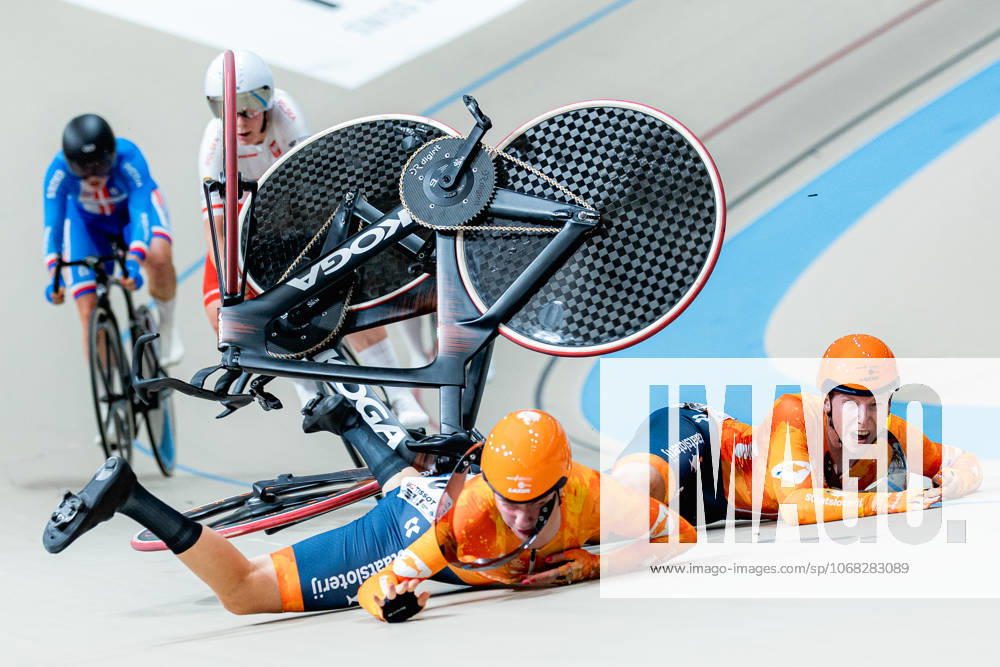 2025 Tissot UCI Track World Championships Picture by Alex Whitehead SWpix.com - 25 10 2025 - Cycling - 2025 Tissot UCI Track World Championships - Velodromo PenalolÃ n, Santiago, Chile - Womens Madison - Lorena Wiebes (right) and Lisa van Belle (left) of the Netherlands crash during a handsling changeover. Santiago Velodromo Parque PenalolÃ n Chile