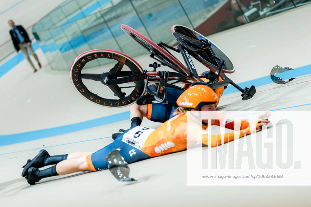 2025 Tissot UCI Track World Championships Picture by Alex Whitehead SWpix.com - 25 10 2025 - Cycling - 2025 Tissot UCI Track World Championships - Velodromo Penalolà n, Santiago, Chile - Womens Madison - Lorena Wiebes (right) and Lisa van Belle (left) of the Netherlands crash during a handsling changeover. Santiago Velodromo Parque Penalolà n Chile