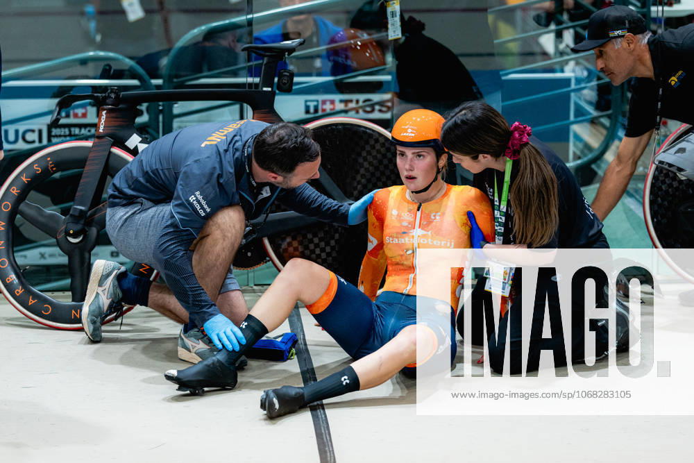 2025 Tissot UCI Track World Championships Picture by Alex Whitehead SWpix.com - 25 10 2025 - Cycling - 2025 Tissot UCI Track World Championships - Velodromo PenalolÃ n, Santiago, Chile - Womens Madison - Lisa van Belle of the Netherlands after a crash Santiago Velodromo Parque PenalolÃ n Chile