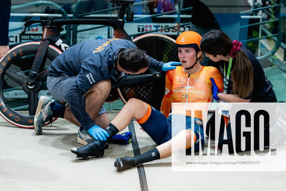 2025 Tissot UCI Track World Championships Picture by Alex Whitehead SWpix.com - 25 10 2025 - Cycling - 2025 Tissot UCI Track World Championships - Velodromo PenalolÃ n, Santiago, Chile - Womens Madison - Lisa van Belle of the Netherlands after a crash Santiago Velodromo Parque PenalolÃ n Chile