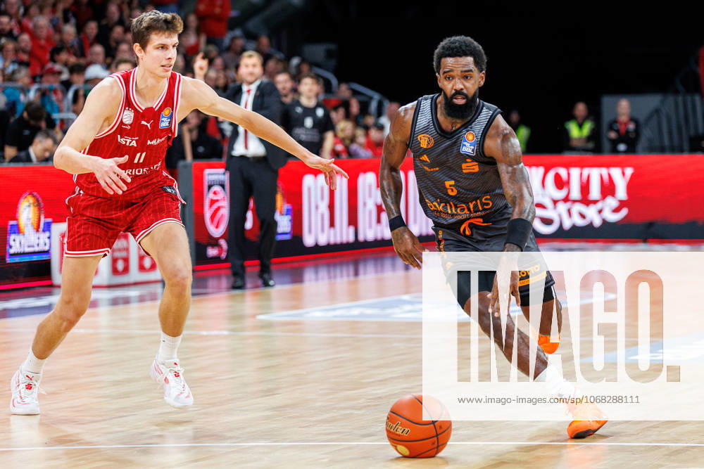 Richard Balint BMA365 Bamberg Baskets, 11 , Corey Davis Niners Chemnitz, 05 , BMA365 Bamberg Baskets vs Niners Chemnitz, Basketball, easyCredit BBL, Matchday 5, 26 10 2025 BMA365 Bamberg Baskets vs Niners Chemnitz, Basketball, easyCredit BBL, Matchday 5, 26 10 2025 Bamberg