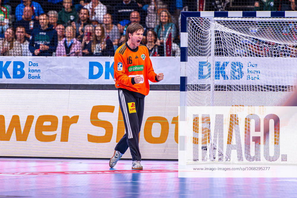 Simon Gade TSV Hannover Burgdorf, No. 16 v l , TSV Hannover Burgdorf green against SC Magdeburg white on matchday 10 of the 2025 2026 season in the DAIKIN Handball Bundesliga 26 10 2025, ZAG Arena Hannover, GER ,