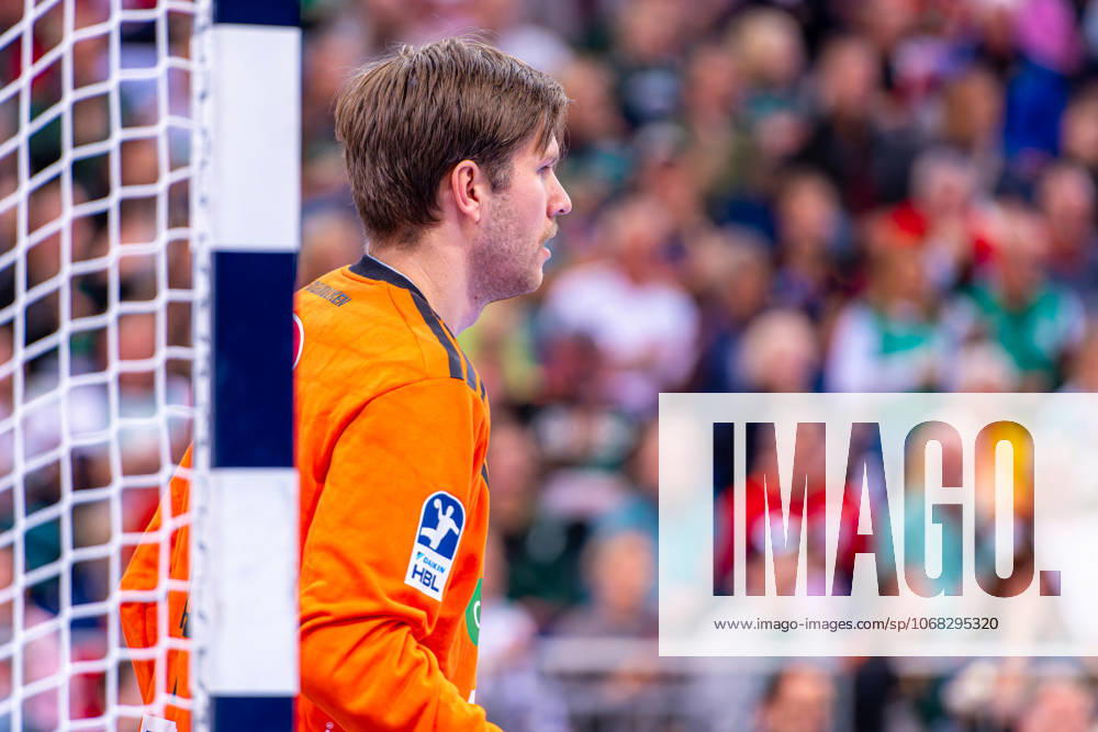 Simon Gade TSV Hannover Burgdorf, No. 16 v l , TSV Hannover Burgdorf green against SC Magdeburg white on matchday 10 of the 2025 2026 season in the DAIKIN Handball Bundesliga 26 10 2025, ZAG Arena Hannover, GER ,