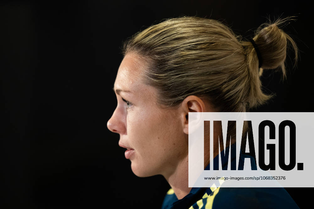 Goalkeeper Jennifer Falk of the Swedish women s national football team is interviewed in the mixed zone after a training session on October 27, 2025 in Gothenburg Photo Mathias Bergeld BILDBYRAN kod MB MB1227 fotboll football soccer fotball nations league uefa womens nations league träning practice training sverige sweden dam bbeng
