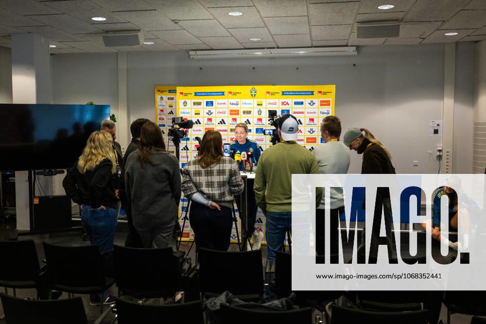 Goalkeeper Jennifer Falk of the Swedish women s national football team is interviewed in the mixed zone after a training session on October 27, 2025 in Gothenburg Photo Mathias Bergeld BILDBYRAN kod MB MB1227 fotboll football soccer fotball nations league uefa womens nations league träning practice training sverige sweden dam bbeng