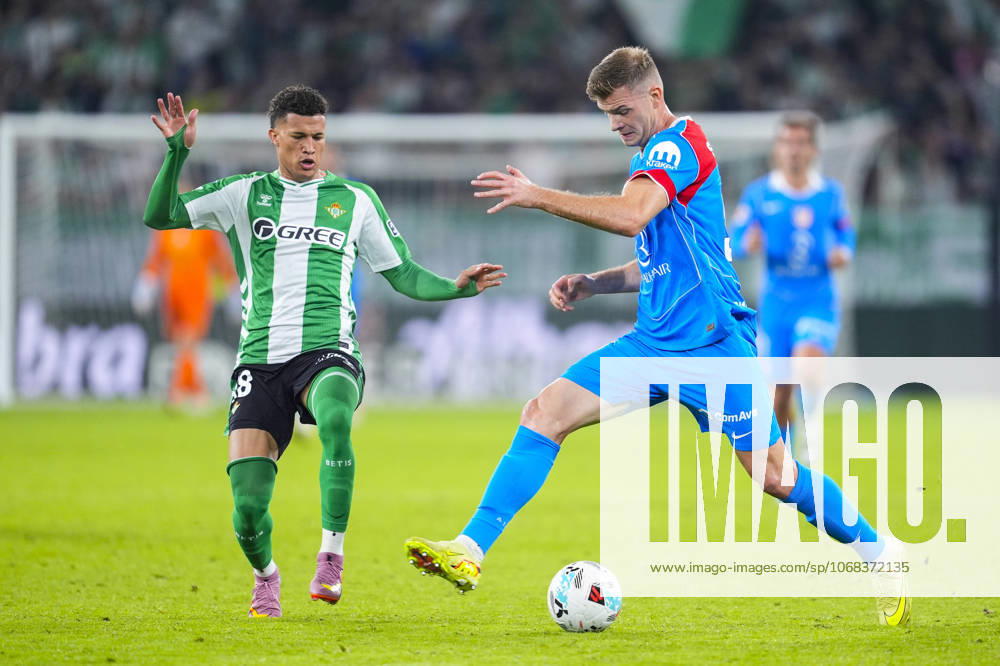 Nelson Deossa of Real Betis and Alexander Sorloth of Atletico de Madrid in action during the Spanish league, LaLiga EA Sports, football match played between Real Betis and Atletico de Madrid at La Cartuja stadium on October 27, 2025, in Sevilla, Spain. Sevilla SPAIN - ZUMAa181 20251027_zaa_a181_086
