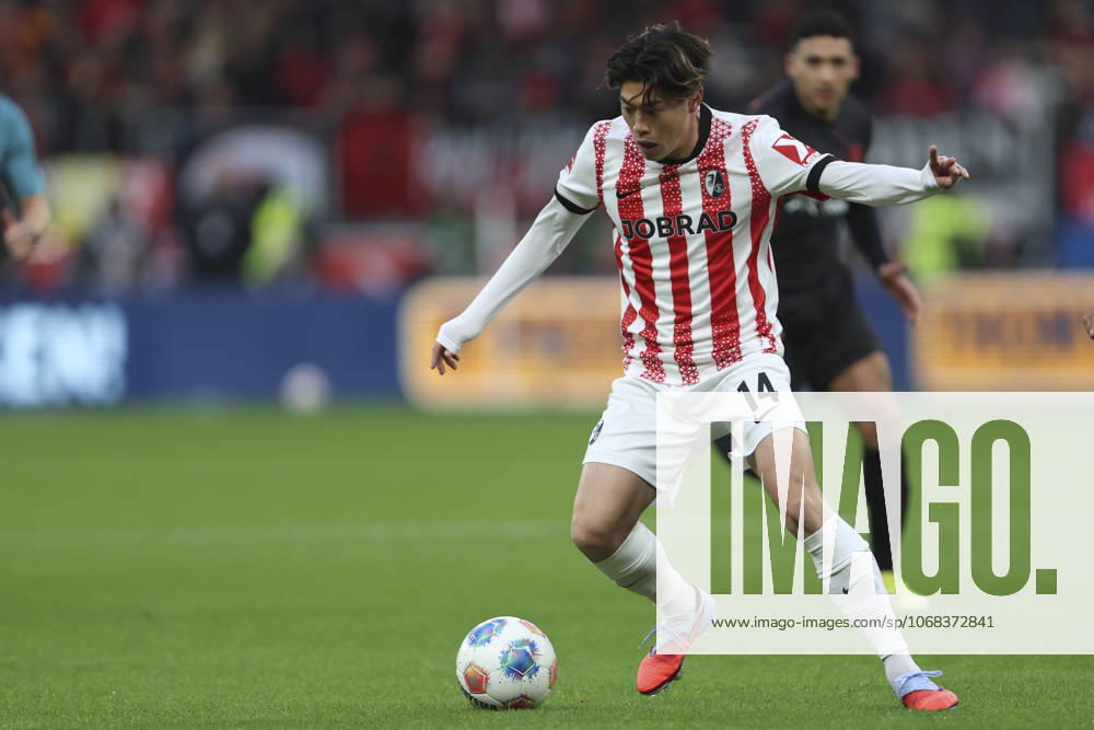 Yuito Suzuki (SC Freiburg) in Aktion, am Ball, Einzelaktion waehrend des spiels der Bundesliga zwischen Bayer 04 Leverkusen und Club Freiburg, BayArena am 26. October 2025 in Leverkusen, Deutschland. (Foto von Oliver Kaelke DeFodi Images) +++ Yuito Suzuki (SC Freiburg) controls the ball during the Bundesliga match between Bayer 04 Leverkusen and Sport-Club Freiburg at BayArena on October 26, 2025 in Leverkusen, Germany. (Photo by Oliver Kaelke DeFodi Images) DFL regulations prohibit any use of photographs as image sequences and or quasi-video. (Photo by Oliver Kaelke DeFodi Images) Yuito Suzuki SC Freiburg in action, on the ball, single action during the Bundesliga match between Bayer 04 Leverkusen and Sport Club Freiburg, BayArena on October 26, 2025 in Leverkusen, Germany Photo by Oliver Kaelke DeFodi Images Yuito Suzuki SC Freiburg controls the ball during the Bundesliga match between Bayer 04 Leverkusen and Sport Club Freiburg at BayArena on October 26, 2025 in Leverkusen, Germany Photo by Oliver Kaelke DeFodi Images DFL regulations prohibit any use of photographs as image sequences and or quasi video Photo by Oliver Kaelke DeFodi Images