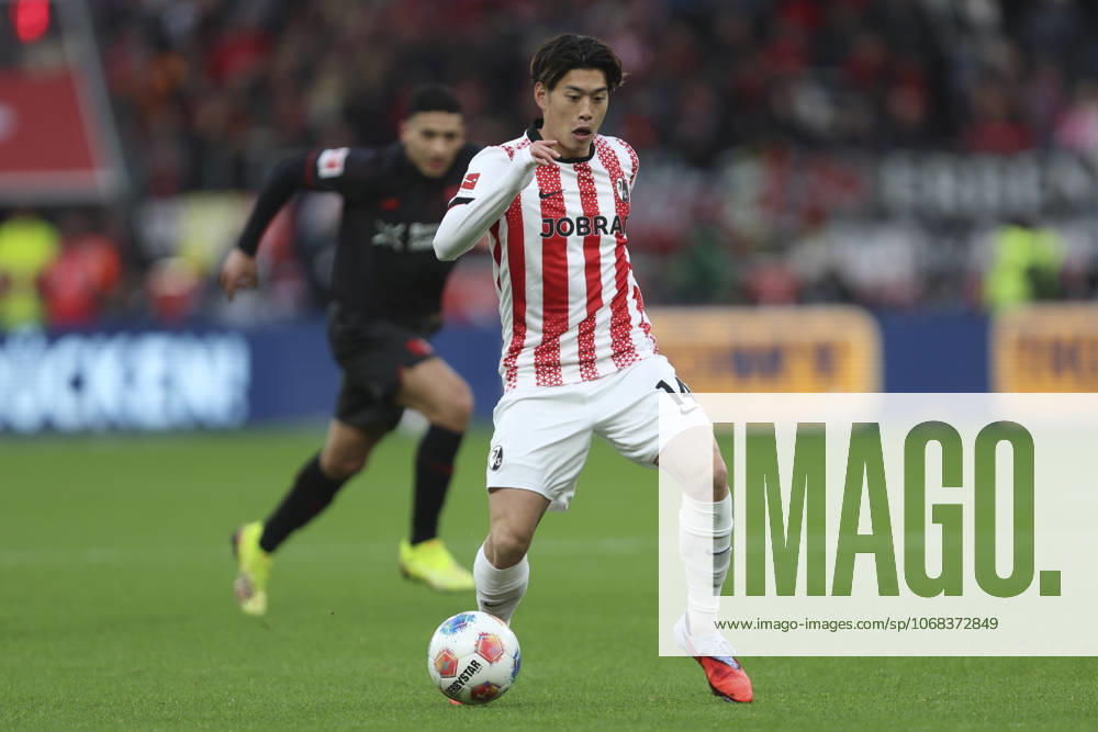 Yuito Suzuki (SC Freiburg) in Aktion, am Ball, Einzelaktion waehrend des spiels der Bundesliga zwischen Bayer 04 Leverkusen und Club Freiburg, BayArena am 26. October 2025 in Leverkusen, Deutschland. (Foto von Oliver Kaelke DeFodi Images) +++ Yuito Suzuki (SC Freiburg) controls the ball during the Bundesliga match between Bayer 04 Leverkusen and Sport-Club Freiburg at BayArena on October 26, 2025 in Leverkusen, Germany. (Photo by Oliver Kaelke DeFodi Images) DFL regulations prohibit any use of photographs as image sequences and or quasi-video. (Photo by Oliver Kaelke DeFodi Images) Yuito Suzuki SC Freiburg in action, on the ball, single action during the Bundesliga match between Bayer 04 Leverkusen and Sport Club Freiburg, BayArena on October 26, 2025 in Leverkusen, Germany Photo by Oliver Kaelke DeFodi Images Yuito Suzuki SC Freiburg controls the ball during the Bundesliga match between Bayer 04 Leverkusen and Sport Club Freiburg at BayArena on October 26, 2025 in Leverkusen, Germany Photo by Oliver Kaelke DeFodi Images DFL regulations prohibit any use of photographs as image sequences and or quasi video Photo by Oliver Kaelke DeFodi Images