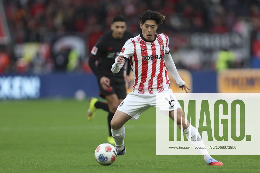 Yuito Suzuki (SC Freiburg) in Aktion, am Ball, Einzelaktion waehrend des spiels der Bundesliga zwischen Bayer 04 Leverkusen und Club Freiburg, BayArena am 26. October 2025 in Leverkusen, Deutschland. (Foto von Oliver Kaelke DeFodi Images) +++ Yuito Suzuki (SC Freiburg) controls the ball during the Bundesliga match between Bayer 04 Leverkusen and Sport-Club Freiburg at BayArena on October 26, 2025 in Leverkusen, Germany. (Photo by Oliver Kaelke DeFodi Images) DFL regulations prohibit any use of photographs as image sequences and or quasi-video. (Photo by Oliver Kaelke DeFodi Images) Yuito Suzuki SC Freiburg in action, on the ball, single action during the Bundesliga match between Bayer 04 Leverkusen and Sport Club Freiburg, BayArena on October 26, 2025 in Leverkusen, Germany Photo by Oliver Kaelke DeFodi Images Yuito Suzuki SC Freiburg controls the ball during the Bundesliga match between Bayer 04 Leverkusen and Sport Club Freiburg at BayArena on October 26, 2025 in Leverkusen, Germany Photo by Oliver Kaelke DeFodi Images DFL regulations prohibit any use of photographs as image sequences and or quasi video Photo by Oliver Kaelke DeFodi Images