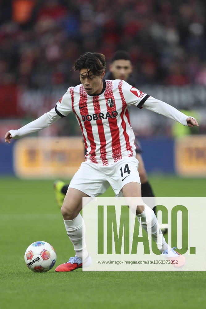 Yuito Suzuki (SC Freiburg) in Aktion, am Ball, Einzelaktion waehrend des spiels der Bundesliga zwischen Bayer 04 Leverkusen und Club Freiburg, BayArena am 26. October 2025 in Leverkusen, Deutschland. (Foto von Oliver Kaelke DeFodi Images) +++ Yuito Suzuki (SC Freiburg) controls the ball during the Bundesliga match between Bayer 04 Leverkusen and Sport-Club Freiburg at BayArena on October 26, 2025 in Leverkusen, Germany. (Photo by Oliver Kaelke DeFodi Images) DFL regulations prohibit any use of photographs as image sequences and or quasi-video. (Photo by Oliver Kaelke DeFodi Images) Yuito Suzuki SC Freiburg in action, on the ball, single action during the Bundesliga match between Bayer 04 Leverkusen and Sport Club Freiburg, BayArena on October 26, 2025 in Leverkusen, Germany Photo by Oliver Kaelke DeFodi Images Yuito Suzuki SC Freiburg controls the ball during the Bundesliga match between Bayer 04 Leverkusen and Sport Club Freiburg at BayArena on October 26, 2025 in Leverkusen, Germany Photo by Oliver Kaelke DeFodi Images DFL regulations prohibit any use of photographs as image sequences and or quasi video Photo by Oliver Kaelke DeFodi Images