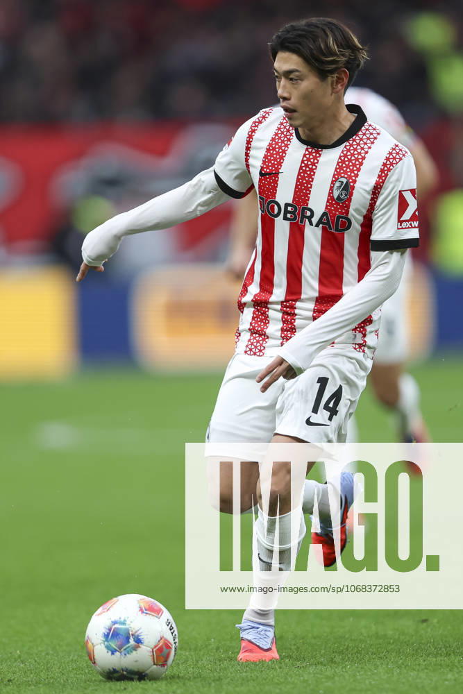 Yuito Suzuki (SC Freiburg) in Aktion, am Ball, Einzelaktion waehrend des spiels der Bundesliga zwischen Bayer 04 Leverkusen und Club Freiburg, BayArena am 26. October 2025 in Leverkusen, Deutschland. (Foto von Oliver Kaelke DeFodi Images) +++ Yuito Suzuki (SC Freiburg) controls the ball during the Bundesliga match between Bayer 04 Leverkusen and Sport-Club Freiburg at BayArena on October 26, 2025 in Leverkusen, Germany. (Photo by Oliver Kaelke DeFodi Images) DFL regulations prohibit any use of photographs as image sequences and or quasi-video. (Photo by Oliver Kaelke DeFodi Images) Yuito Suzuki SC Freiburg in action, on the ball, single action during the Bundesliga match between Bayer 04 Leverkusen and Sport Club Freiburg, BayArena on October 26, 2025 in Leverkusen, Germany Photo by Oliver Kaelke DeFodi Images Yuito Suzuki SC Freiburg controls the ball during the Bundesliga match between Bayer 04 Leverkusen and Sport Club Freiburg at BayArena on October 26, 2025 in Leverkusen, Germany Photo by Oliver Kaelke DeFodi Images DFL regulations prohibit any use of photographs as image sequences and or quasi video Photo by Oliver Kaelke DeFodi Images