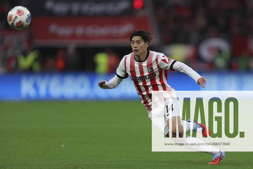 Yuito Suzuki (SC Freiburg) in Aktion, am Ball, Einzelaktion waehrend des spiels der Bundesliga zwischen Bayer 04 Leverkusen und Club Freiburg, BayArena am 26. October 2025 in Leverkusen, Deutschland. (Foto von Oliver Kaelke DeFodi Images) +++ Yuito Suzuki (SC Freiburg) controls the ball during the Bundesliga match between Bayer 04 Leverkusen and Sport-Club Freiburg at BayArena on October 26, 2025 in Leverkusen, Germany. (Photo by Oliver Kaelke DeFodi Images) DFL regulations prohibit any use of photographs as image sequences and or quasi-video. (Photo by Oliver Kaelke DeFodi Images) Yuito Suzuki SC Freiburg in action, on the ball, single action during the Bundesliga match between Bayer 04 Leverkusen and Sport Club Freiburg, BayArena on October 26, 2025 in Leverkusen, Germany Photo by Oliver Kaelke DeFodi Images Yuito Suzuki SC Freiburg controls the ball during the Bundesliga match between Bayer 04 Leverkusen and Sport Club Freiburg at BayArena on October 26, 2025 in Leverkusen, Germany Photo by Oliver Kaelke DeFodi Images DFL regulations prohibit any use of photographs as image sequences and or quasi video Photo by Oliver Kaelke DeFodi Images