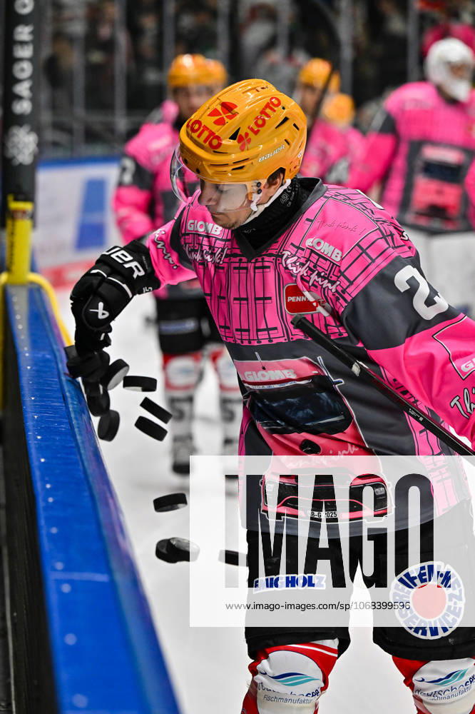 Penny DEL Augsburger Panther Fischtown Pinguins, 28 10 2025 In the picture Fabian HERRMANN Fischtwon Pinguins 25 , clears the pucks for the warmup on the ice during the match between the Augsburger Panther and the Fischtown Pinguins on matchday 15 of the Penny DEL at Curt Frenzel Stadium on 28 10 2025