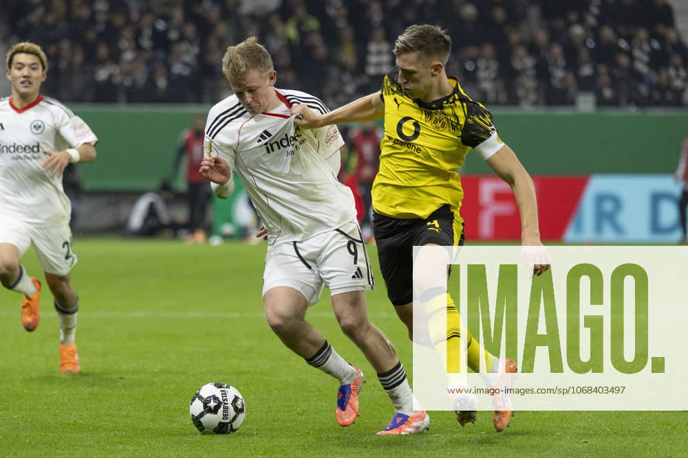 Jonathan Burkardt (Eintracht Frankfurt 9) & Nico Schlotterbeck (Dortmund 4) im kampf um den ball, Eintracht Frankfurt - Borussia Dortmund, Frankfurt, Deutsche Bank Park, 28.10.2025 Hessen DE