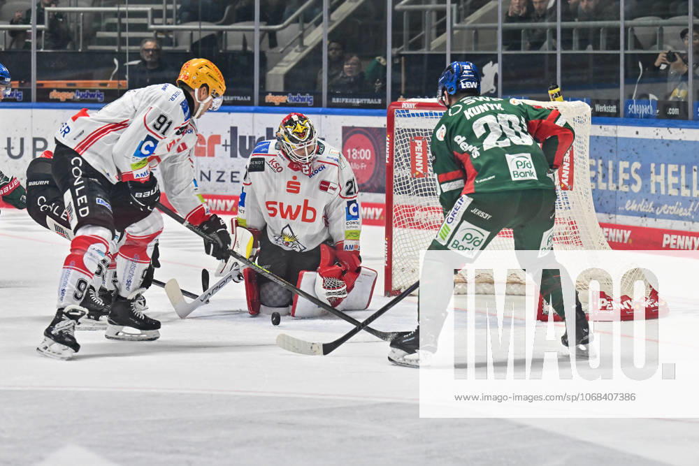 Penny DEL Augsburger Panther Fischtown Pinguins, 28 10 2025 Miha VERLIC Fischtwon Pinguins 91 and Leon HUNGERECKER Fischtown Pinguins 27 can clear together in front of Cody KUNYK Augsburger Panther 20 during the match between the Augsburger Panther and the Fischtown Pinguins on matchday 15 of the Penny DEL at Curt Frenzel Stadium on 28 10 2025