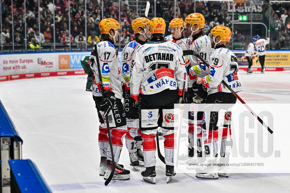 Penny DEL Augsburger Panther Fischtown Pinguins, 28 10 2025 in the picture the team of the guests at the match between the Augsburger Panther and the Fischtown Pinguins on matchday 15 of the Penny DEL at the Curt Frenzel Stadium on 28 10 2025