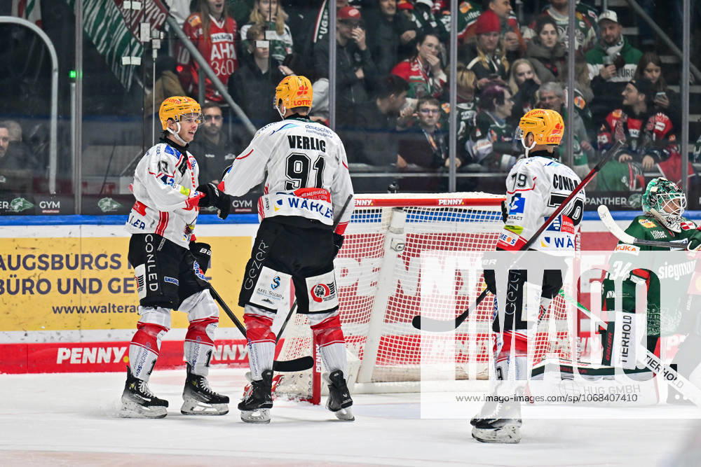 Penny DEL Augsburger Panther Fischtown Pinguins, 28 10 2025 Bremerhaveners cheer after the goal to 0 2 by Ziga JEGLIC Fischtown Pinguins 13 , Tor Torschuetze Freude Happy at the match between the Augsburger Panther and the Fischtown Pinguins on matchday 15 of the Penny DEL at the Curt Frenzel Stadium on 28 10 2025