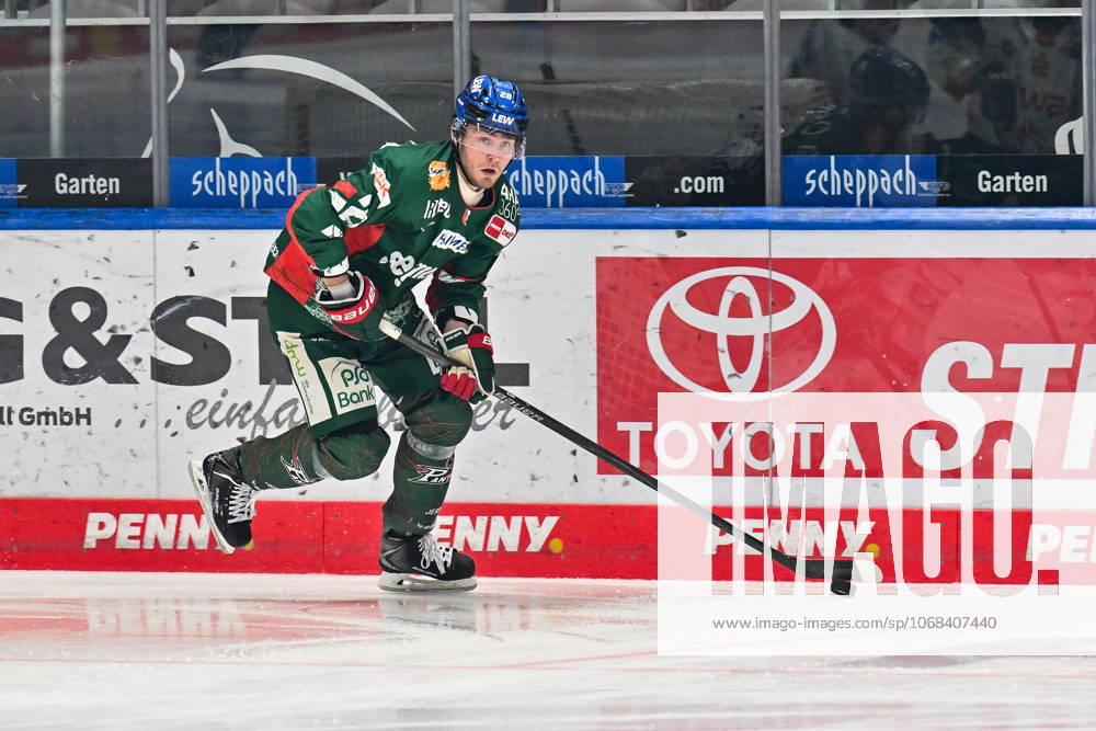Penny DEL Augsburger Panther Fischtown Pinguins, 28 10 2025 on the puck Alexander BLANK Augsburger Panther 26 Single photo Crop at the match between the Augsburger Panther and the Fischtown Pinguins on matchday 15 of the Penny DEL at the Curt Frenzel Stadium on 28 10 2025