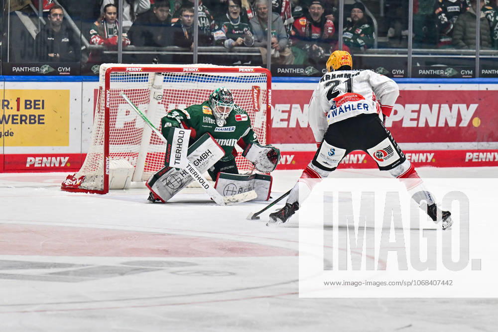Penny DEL Augsburger Panther Fischtown Pinguins, 28 10 2025 in this scene Nico KRÄMMER Fischtwon Pinguins 21 fails with his solo run against Michael GARTEIG Augsburger Panther 34 during the match between the Augsburger Panther and the Fischtown Pinguins on matchday 15 of the Penny DEL at the Curt Frenzel Stadium on 28 10 2025