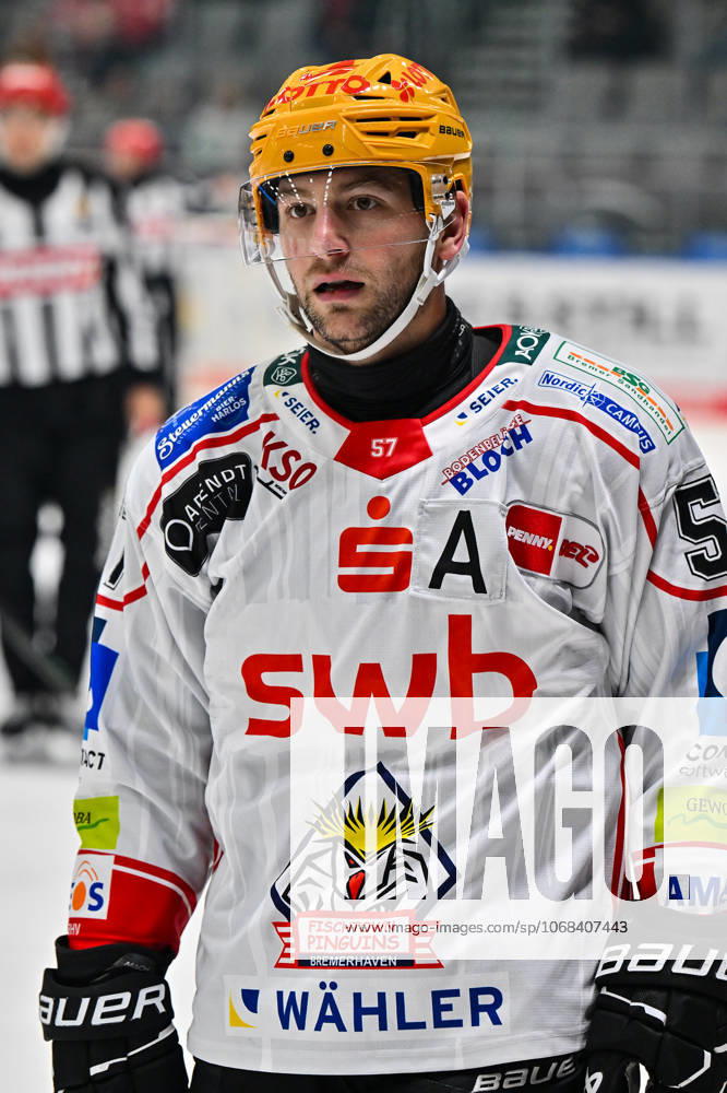 Penny DEL Augsburger Panther Fischtown Pinguins, 28 10 2025 im Bild Alxex FRIESEN Fischtown Pinguins 57 , single photo cropped at the match between the Augsburger Panther and the Fischtown Pinguins on matchday 15 of the Penny DEL at the Curt Frenzel Stadium on 28 10 2025