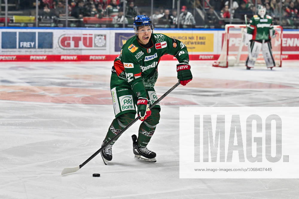 Penny DEL Augsburger Panther Fischtown Pinguins, 28 10 2025 at the puck Madison BOWEY Augsburger Panther 22 single photo cutout at the match between the Augsburger Panther and the Fischtown Pinguins on matchday 15 of the Penny DEL at the Curt Frenzel Stadium on 28 10 2025