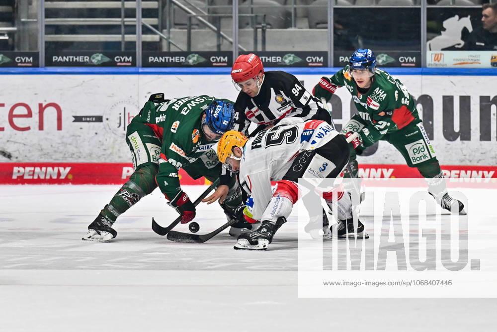 Penny DEL Augsburger Panther Fischtown Pinguins, 28 10 2025 at the bully Alexandre GRENIER Augsburger Panther 82 and Alxex FRIESEN Fischtown Pinguins 57 at the match between the Augsburger Panther and the Fischtown Pinguins on matchday 15 of the Penny DEL at Curt Frenzel Stadium on 28 10 2025