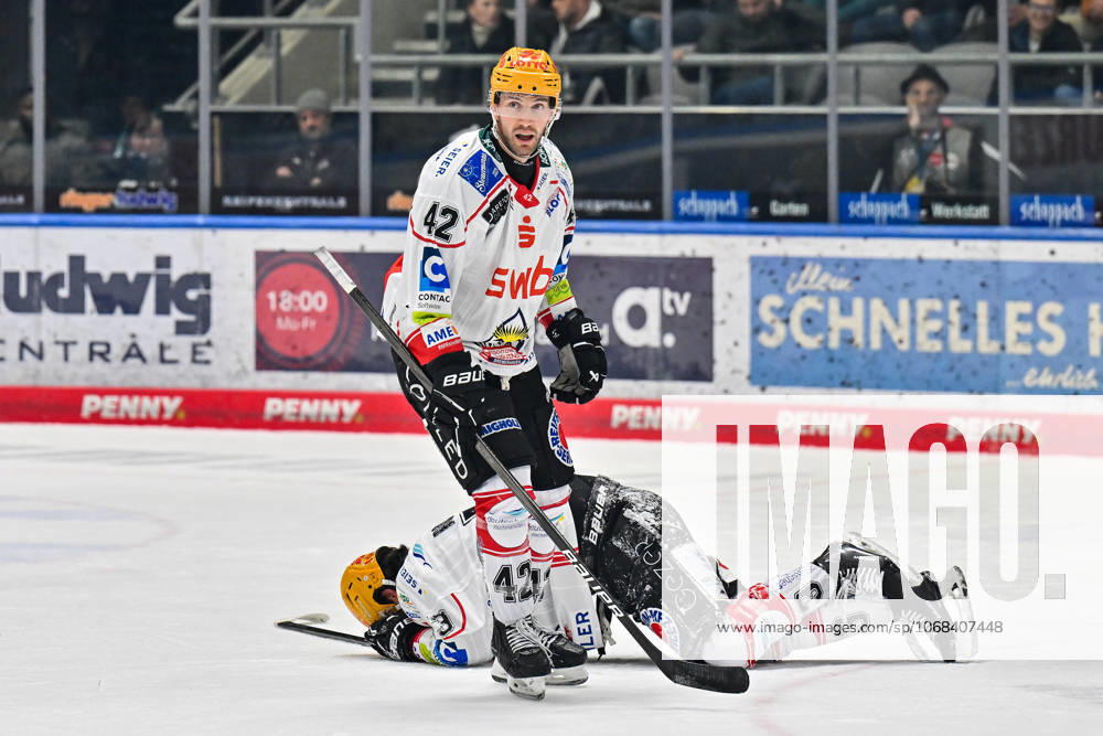 Penny DEL Augsburger Panther Fischtown Pinguins, 28 10 2025 Bennet ROßMY Fischtwon Pinguins 73, hit by the puck, skates off the ice in pain during the match between the Augsburger Panther and the Fischtown Pinguins on matchday 15 of the Penny DEL at Curt Frenzel Stadium on 28 10 2025