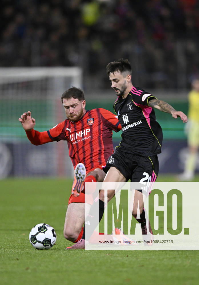 One-on-one, action Budu Zivzivadze Siwsiwadse 1 FC Heidenheim 1846 FCH 11 v Fabio Vieira Hamburger SV HSV 20 1 FC Heidenheim 1846 FCH v Hamburger SV HSV DFB Pokal Second Round 28 10 2025 DFL REGULATIONS PROHIBIT ANY USE OF PHOTOGRAPHS AS IMAGE SEQUENCES AND OR QUASI VIDEO 1 FC Heidenheim 1846 FCH v Hamburger SV HSV