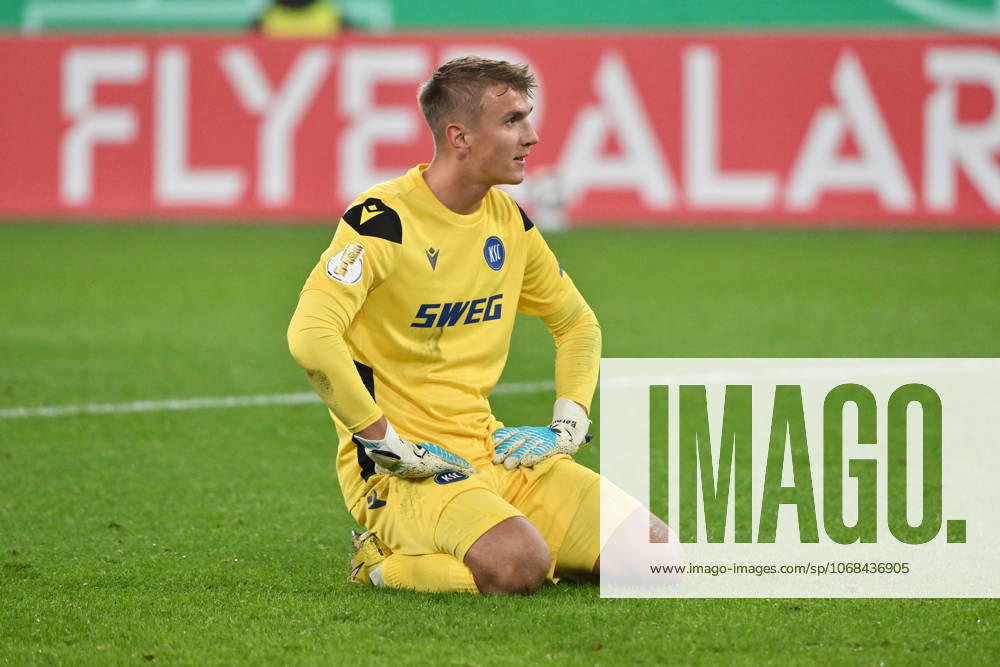Goalkeeper Hans Christian Bernat Karlsruher SC 28 10 2025, Soccer DFB Pokal, Season 2025 2026, 2 Round, Borussia Mönchengladbach Karlsruher SC 3 1 DFB regulations prohibit any use of photographs as image sequences and or quasi video Moenchengladbach Borussia Park Nordrhein Westfalen Germany Team2