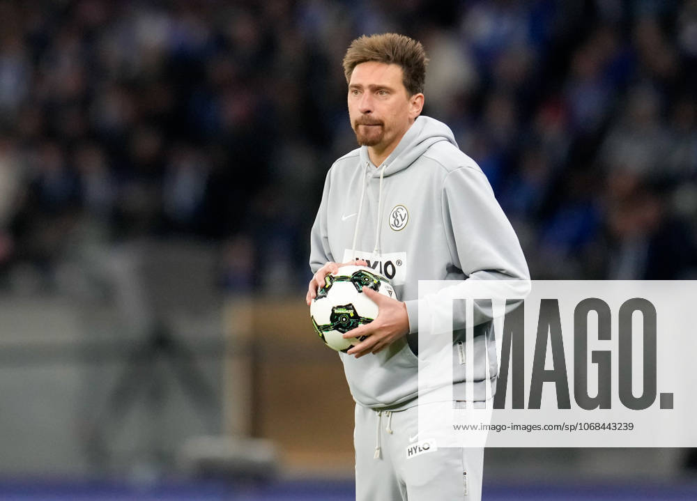 Vincent Wagner SV Elversberg, Head Coach GER, Hertha BSC vs SV Elversberg, Football, DFB Pokal, 2nd Round, Season 2025 2026, 28 10 2025 DFL REGULATIONS PROHIBIT ANY USE OF PHOTOGRAPHS AS IMAGE SEQUENCES AND OR QUASI VIDEO GER, Hertha BSC vs SV Elversberg, Football, DFB Pokal, 2nd Round, Season 2025 2026, 28 10 2025 Berlin
