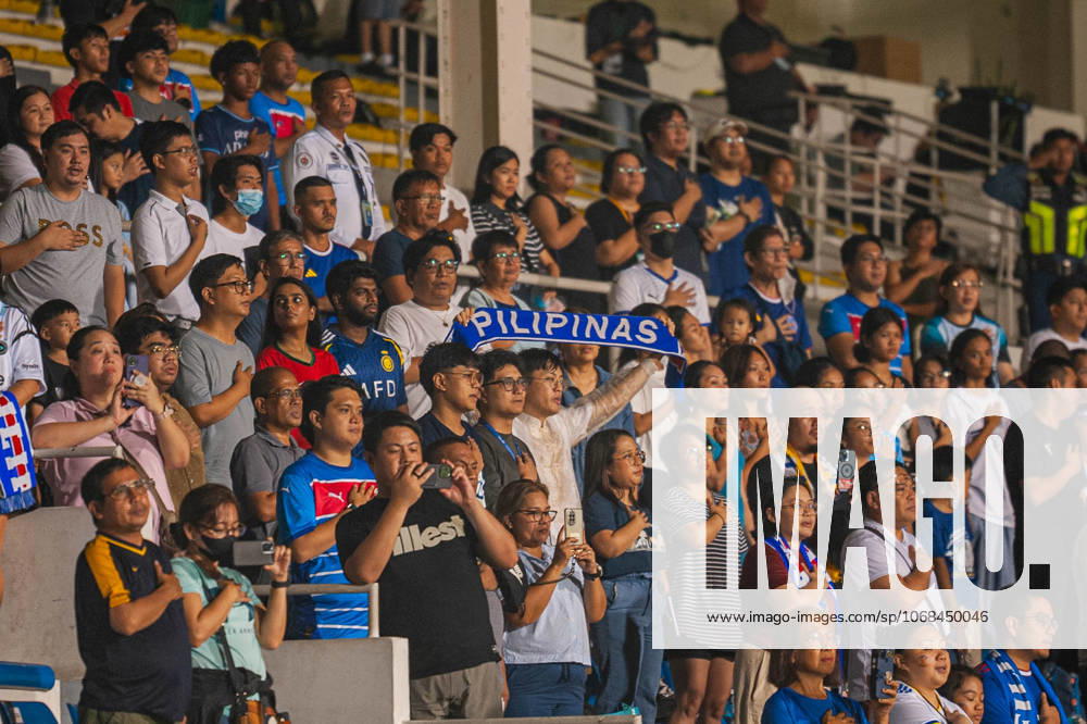 Filipino spectators sing the Philippine national anthem. Quezon City Philippines - ZUMAy102 20251029_zip_y102_019