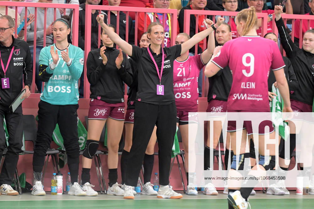 Miriam Hirsch TusSies Metzingen, Coach Jubelt TusSies Metzingen vs HSG Bensheim Auerbach, Handball, Alsco HBF, 5 League Matchday, Season 2025 2026, 29 10 2025 TusSies Metzingen vs HSG Bensheim Auerbach, Handball, Alsco HBF, 5 League Matchday, Season 2025 2026, 29 10 2025 Tuebingen