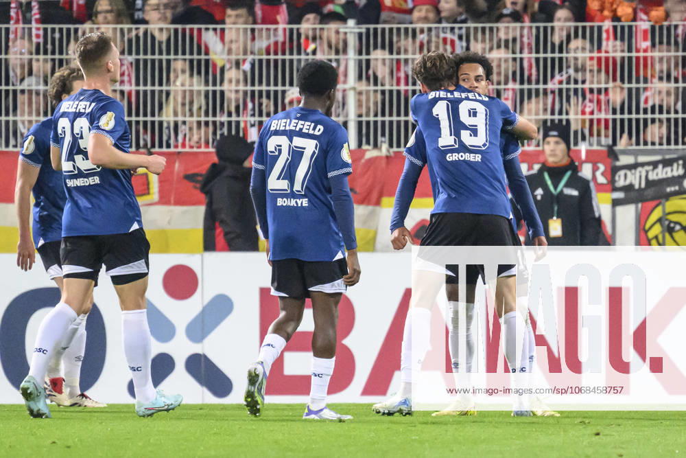 In the picture v l goal, hit, jubilation, goal celebration, joy, enthusiasm, celebrates, after 1 1 equalizer, GER, Berlin, 1 FC Union Berlin vs Arminia Bielefeld DFB Pokal , Bundesliga, football, DFB, season 2025 2026, Alte Foersterei, DFB DFL REGULATIONS PROHIBIT ANY USE OF PHOTOGRAPHS AS IMAGE SEQUENCES AND OR QUASI VIDEO, 29 10 25,