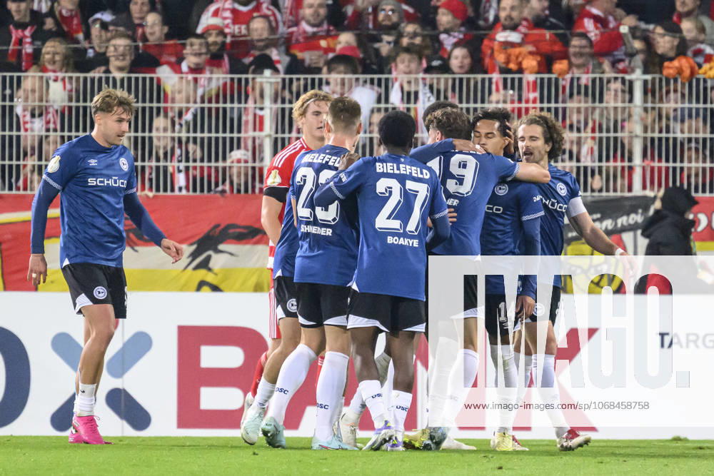In the picture v l goal, hit, jubilation, goal celebration, joy, enthusiasm, celebrates, after 1 1 equalizer, GER, Berlin, 1 FC Union Berlin vs Arminia Bielefeld DFB Pokal , Bundesliga, football, DFB, season 2025 2026, Alte Foersterei, DFB DFL REGULATIONS PROHIBIT ANY USE OF PHOTOGRAPHS AS IMAGE SEQUENCES AND OR QUASI VIDEO, 29 10 25,