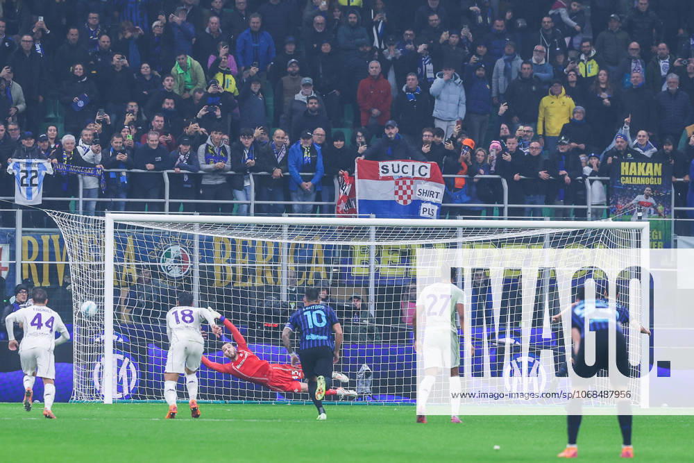 Hakan Calhanoglu of FC Internazionale scores a penalty during Serie A 2025 26 football match between FC Internazionale and ACF Fiorentina at San Siro Stadium Italy on 29 October 2025. Milan Stadio Giuseppe Meazza Milan Italy