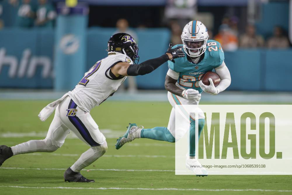 Miami Dolphins running back De Von Achane (28) runs with the ball in the first quarter during an NFL, American Football Herren, USA game against the Baltimore Ravens on Thursday, October 30, 2025 at the Hard Rock Stadium. The Ravens beat the Dolphins 28-6. Miami Gardens United States - ZUMAh180 20251030_zsp_h180_060