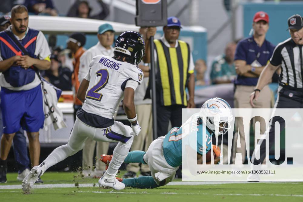 Miami Dolphins wide receiver Jaylen Waddle (17) makes a reception in the second quarter during an NFL, American Football Herren, USA game against the Baltimore Ravens on Thursday, October 30, 2025 at the Hard Rock Stadium. The Ravens beat the Dolphins 28-6. Miami Gardens United States - ZUMAh180 20251030_zsp_h180_061