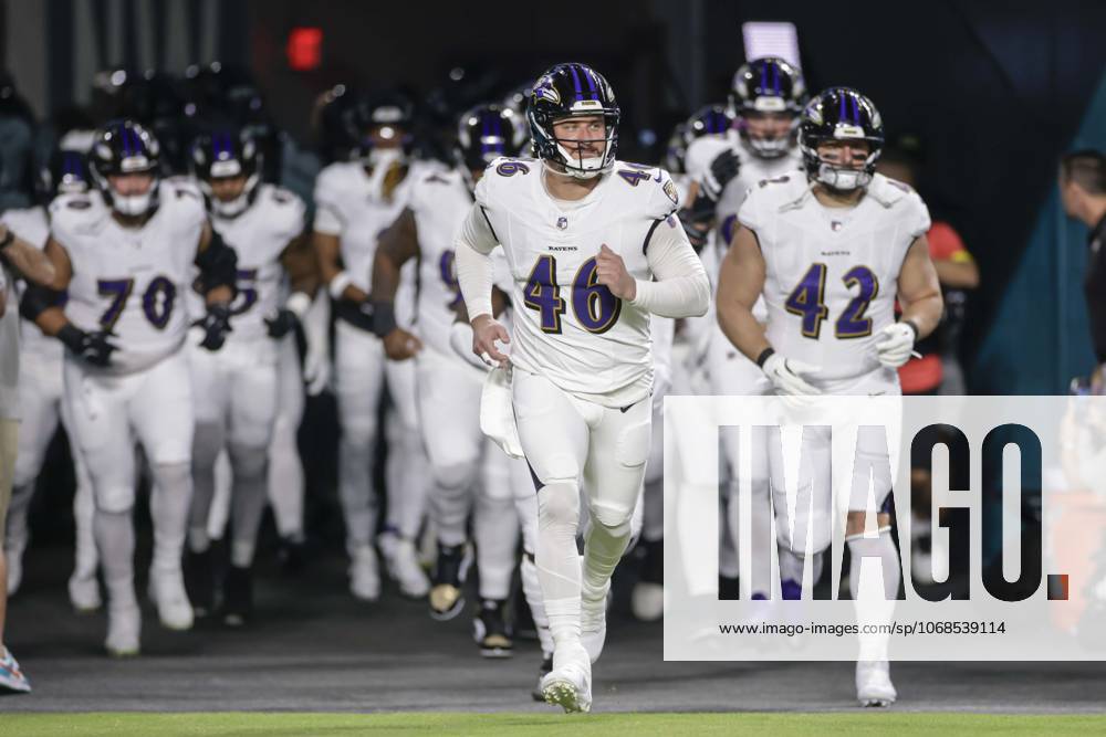 The Baltimore Ravens run out to the field prior to an NFL, American Football Herren, USA game against the Miami Dolphins on Thursday, October 30, 2025 at the Hard Rock Stadium. The Ravens beat the Dolphins 28-6. Miami Gardens United States - ZUMAh180 20251030_zsp_h180_062