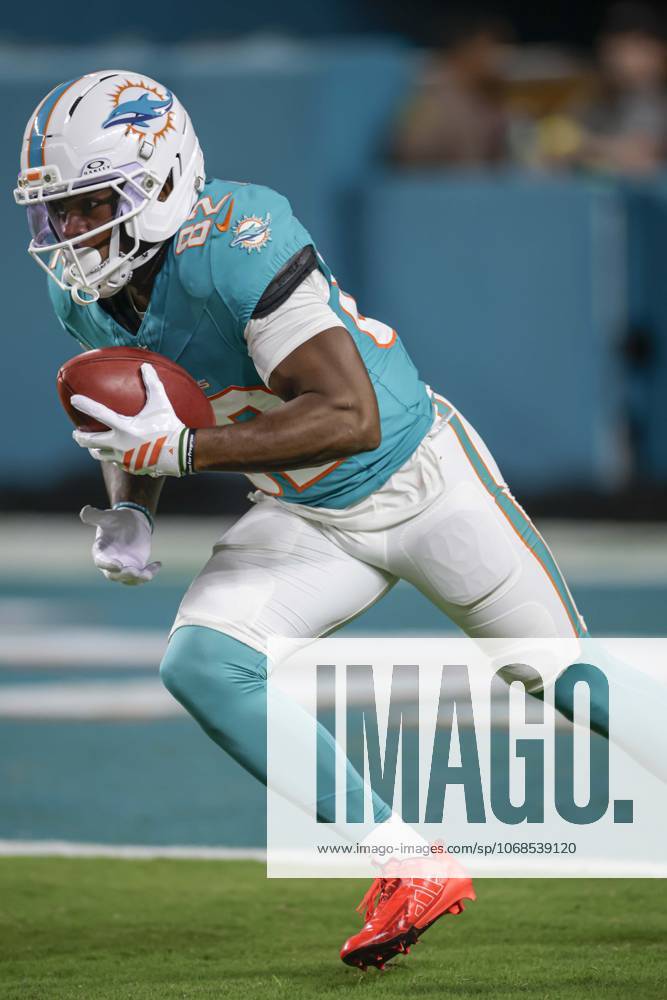 Miami Dolphins wide receiver Dee Eskridge (82) returns a kick off in the first quarter during an NFL, American Football Herren, USA game against the Baltimore Ravens on Thursday, October 30, 2025 at the Hard Rock Stadium. The Ravens beat the Dolphins 28-6. Miami Gardens United States - ZUMAh180 20251030_zsp_h180_065