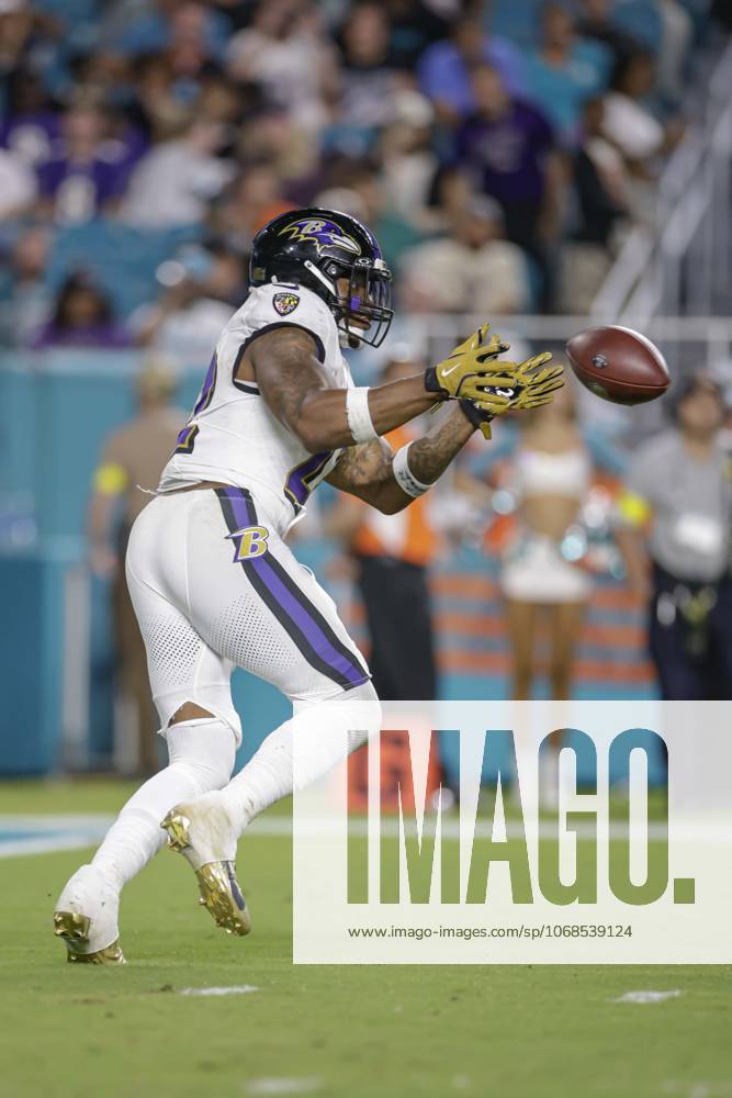 Baltimore Ravens running back Derrick Henry (22) receives the pitchout and runs with the ball during an NFL, American Football Herren, USA game against the Miami Dolphins on Thursday, October 30, 2025 at the Hard Rock Stadium. The Ravens beat the Dolphins 28-6. Miami Gardens United States - ZUMAh180 20251030_zsp_h180_069