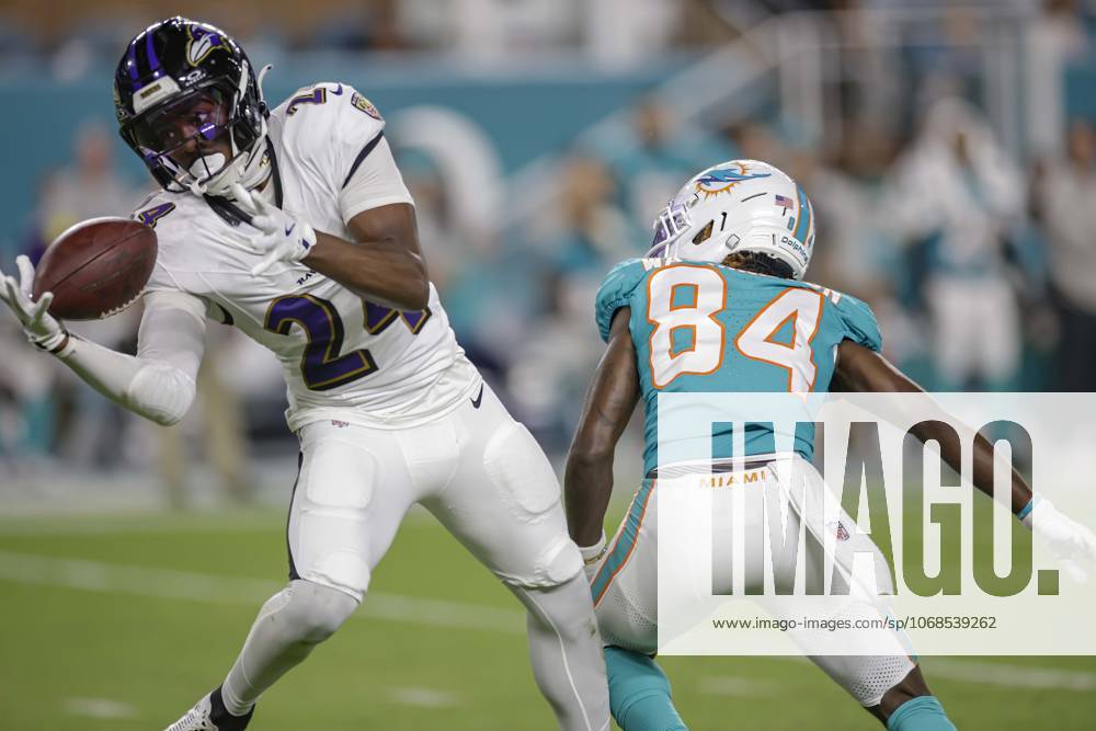 Baltimore Ravens safety Malaki Starks (24) intercepts a pass intended for Miami Dolphins wide receiver Tahj Washington (84) in the fourth quarter during an NFL, American Football Herren, USA game on Thursday, October 30, 2025 at the Hard Rock Stadium. The Ravens beat the Dolphins 28-6. Miami Gardens United States - ZUMAh180 20251030_zsp_h180_075