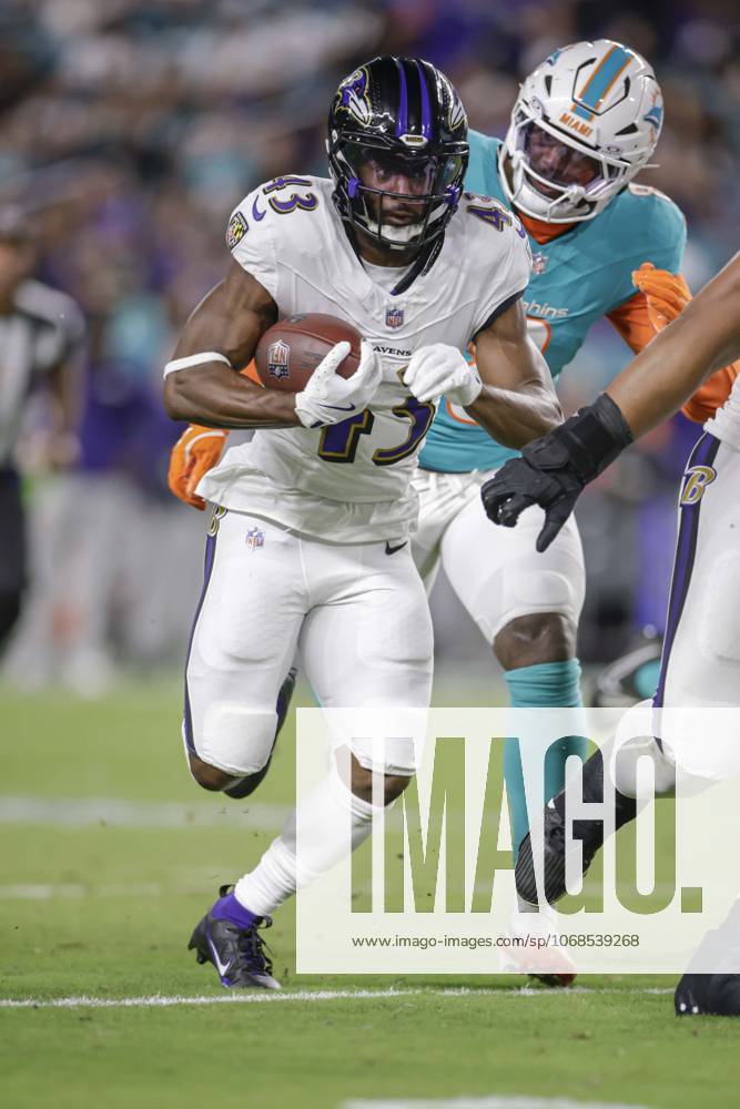 Baltimore Ravens running back Justice Hill (43) runs with the ball in the fourth quarter during an NFL, American Football Herren, USA game against the Miami Dolphins on Thursday, October 30, 2025 at the Hard Rock Stadium. The Ravens beat the Dolphins 28-6. Miami Gardens United States - ZUMAh180 20251030_zsp_h180_077