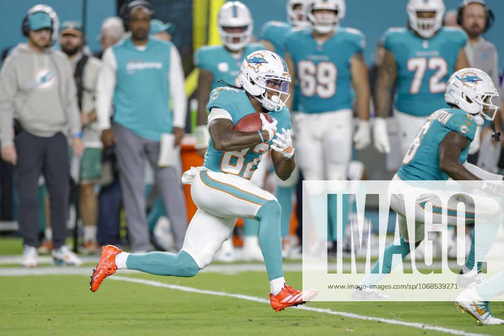 Miami Dolphins wide receiver Dee Eskridge (82) returns a kickoff in the fourth quarter during an NFL, American Football Herren, USA game against the Baltimore Ravens on Thursday, October 30, 2025 at the Hard Rock Stadium. The Ravens beat the Dolphins 28-6. Miami Gardens United States - ZUMAh180 20251030_zsp_h180_078
