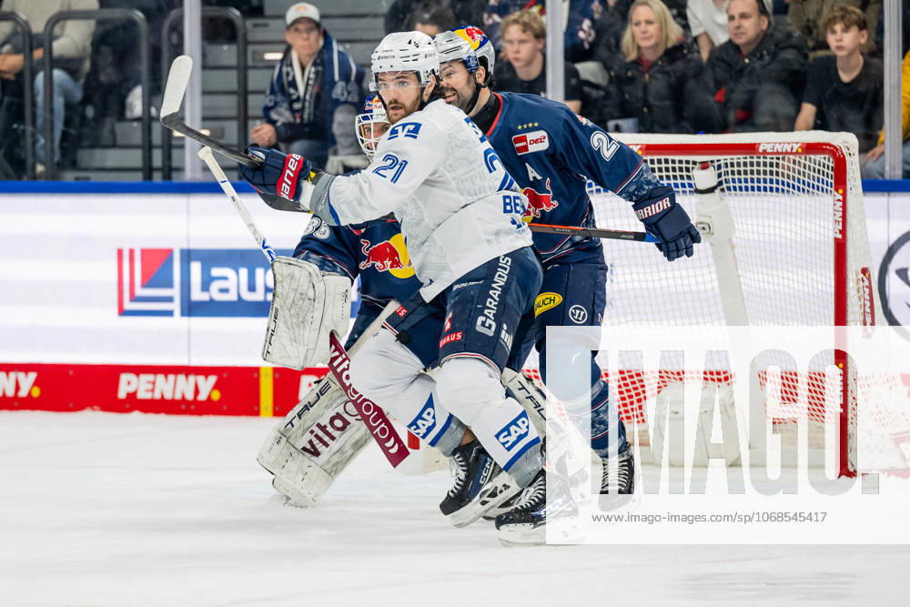 Ryan Murphy EHC Red Bull Muenchen, 24 defends against Kris Bennett Adler Mannheim, 21 in front of Mathias Niederbergers goal Goalkeeper, EHC Red Bull Muenchen, 35 GER, EHC Red Bull Muenchen vs Adler Mannheim, Ice Hockey, DEL, Matchday 16, Season 2025 2026, 31 10 2025 GER, EHC Red Bull Muenchen vs Adler Mannheim, Ice Hockey, DEL, Matchday 16, Season 2025 2026, 31 10 2025 Muenchen
