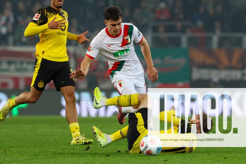 In duel, action, with Fabian Rieder 32 FC Augsburg , Maximilian Beier 14 Borussia Dortmund , FC Augsburg vs Borussia Dortmund, Football, 1 Bundesliga, 9 Matchday, 31 10 2025 DFB regulations prohibit any use of photographs as image sequences and or quasi video Augsburg Bayern Germany